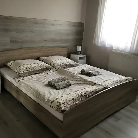 Poszata Apartman אגר